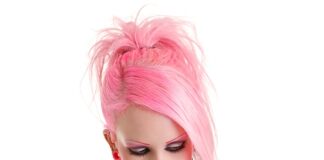 różowe włosy