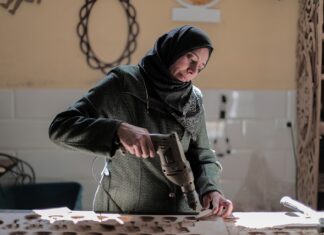 Ile zarabia stolarz na własnej działalności?