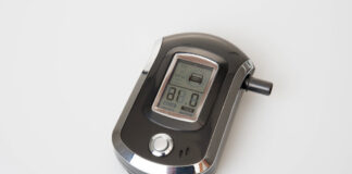 Kto i dlaczego powinien posiadać alkomat w samochodzie