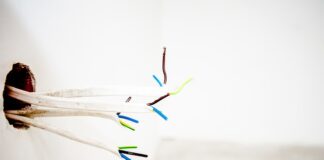 Czy można podłączyć piekarnik i lodówkę do jednego gniazdka?