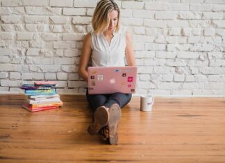 Co lepsze na podłogę gres czy płytki?